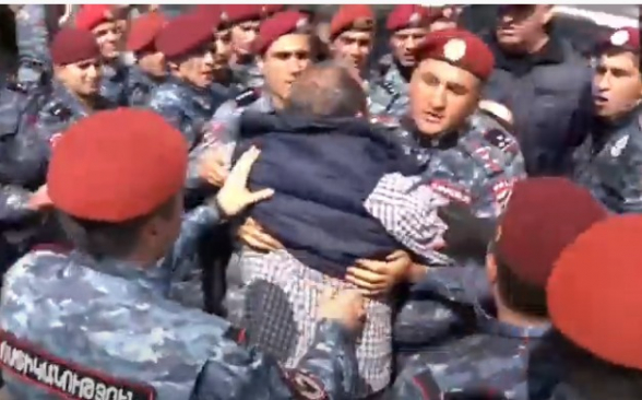 Ոստիկանները փորձում են բերման ենթարկել պատգամավոր Արծվիկ Մինասյանին (տեսանյութ)